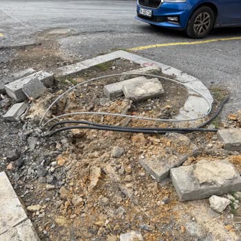 Beşiktaş'ta Kazılmış Yol Ve Açık Kablolar Nedeniyle Trafik Ve Otopark Sorunu