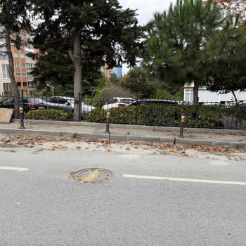 Beşiktaş'ta Kazılmış Yol Ve Açık Kablolar Nedeniyle Trafik Ve Otopark Sorunu