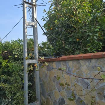 Kartepe Mahallesinde Düzensiz Elektrik Ve İnternet Kabloları Çocuk Güvenliğini Tehlikeye Atıyor