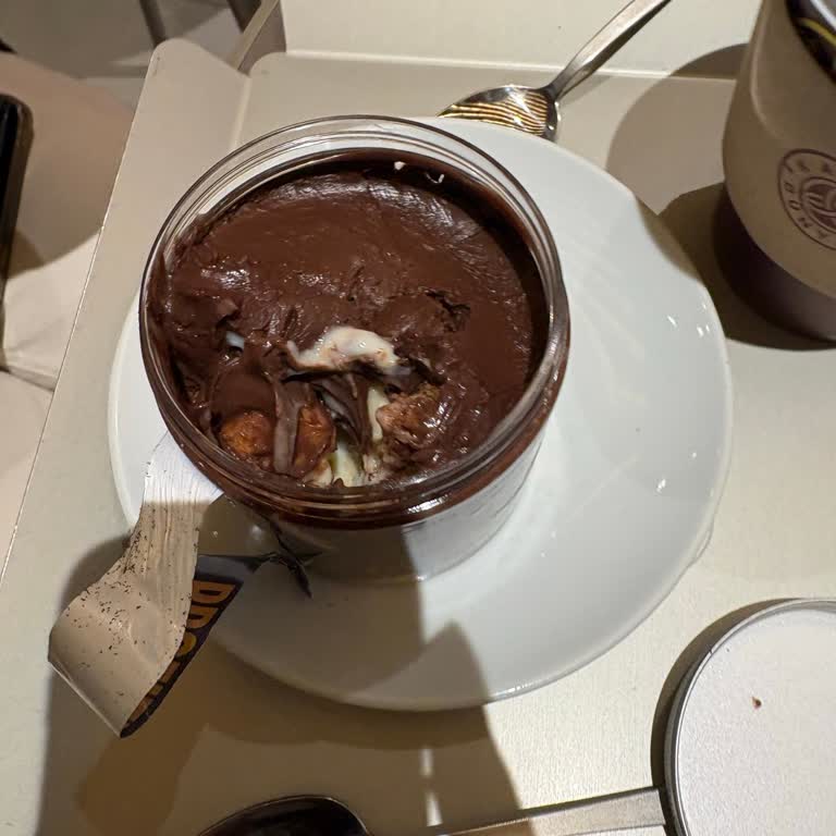 Kahve Dünyası Kozyatağı Şubesinde Bayat Profiterol Ürünü