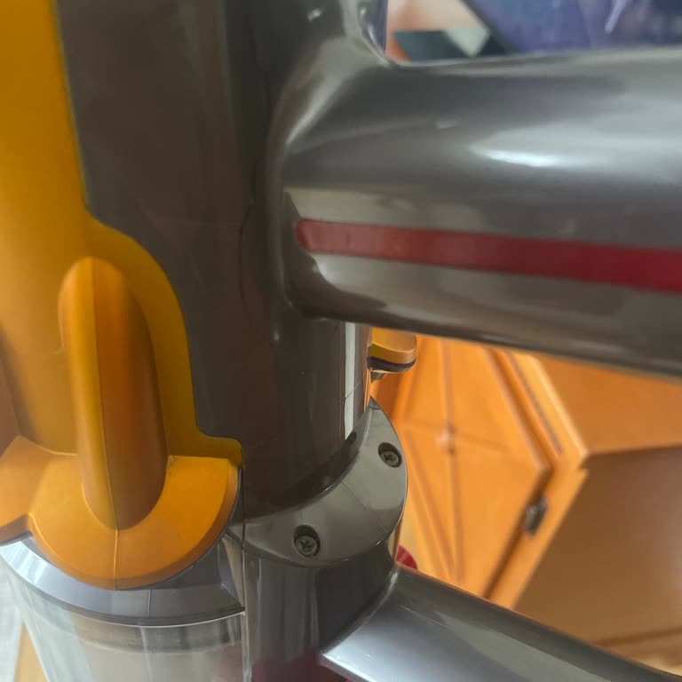Dyson V12 Süpürgenin Gövdesindeki Çatlamalar Garanti Kapsamında Değerlendirilmedi