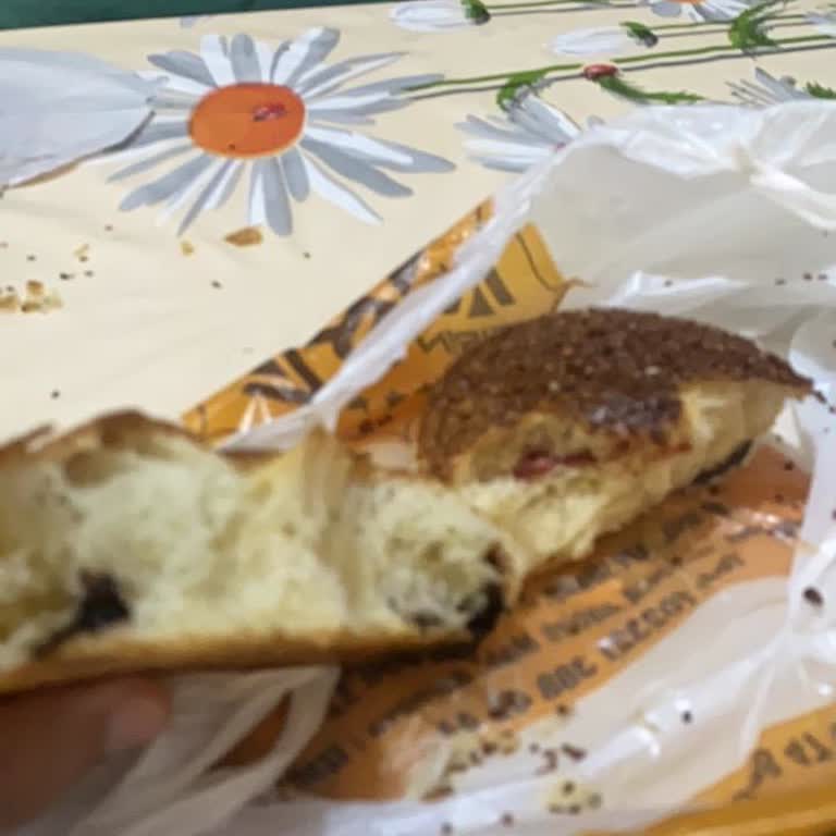 Azra Fırın Cafe'de Sosisli Poğaçanın Sosis Eksikliği Ve Çikolatalı Açmanın Çikolata Azlığı