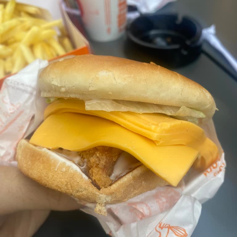 İzmir Ödemiş Popeyes Şubesinde Soğuk Peynirli Hamburger