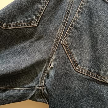 Mavi Jeans Pantolonların Ağ Bölümünde Erken Yırtılması Ve Mağazanın Belge Şartı Koşması