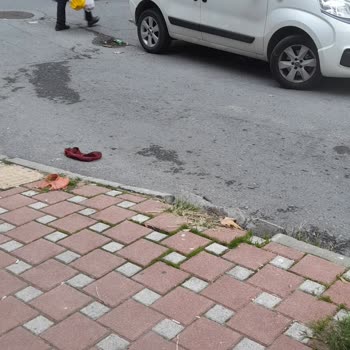 Kaldırımda Uygunsuz Park Ve Bozuk Mantar Taşlar Yayaları Tehdit Ediyor