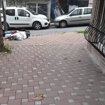Kaldırımda Uygunsuz Park Ve Bozuk Mantar Taşlar Yayaları Tehdit Ediyor