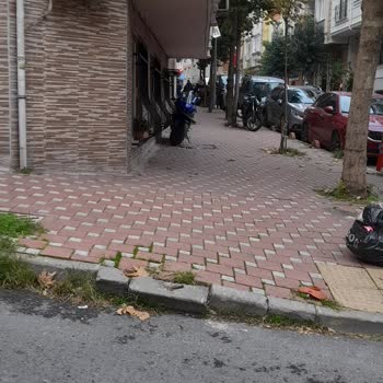 Kaldırımda Uygunsuz Park Ve Bozuk Mantar Taşlar Yayaları Tehdit Ediyor