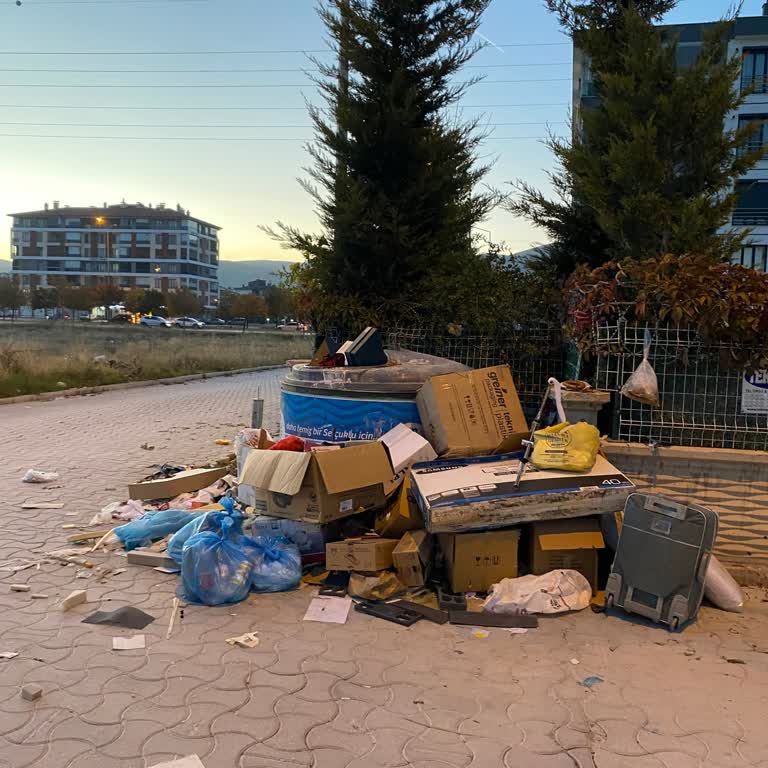 Selçuklu Belediyesi'nden Yazır Mahallesinde Kaldırım Çöp Birikimi Ve Görüntü Kirliliği