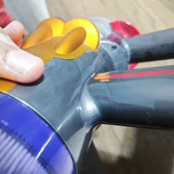 Dyson V12 Absolute Tutma Yerindeki Çatlak İçin Ücretsiz Onarım Talebi