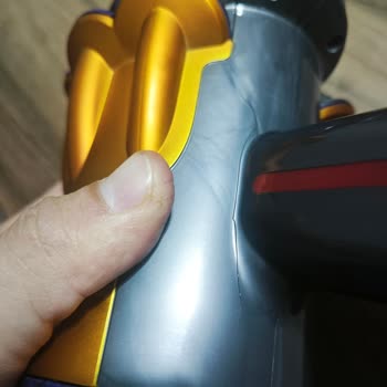 Dyson V12 Absolute Tutma Yerindeki Çatlak İçin Ücretsiz Onarım Talebi