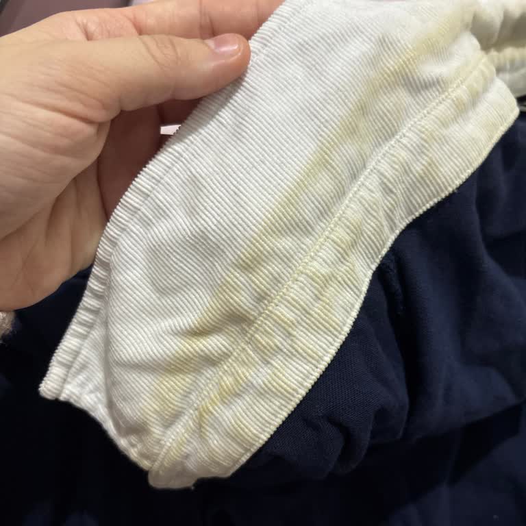 Mavi Mağazasında Satın Alınan Sweatshirt'in Beyaz Yakası Kendiliğinden Sararıyor, Değişim Talebi