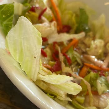 Köroğlu Çorbası Şubesinde Salatadan Canlı Böcek Çıktı Ve Çalışanların Ciddiyetsiz Yaklaşımı