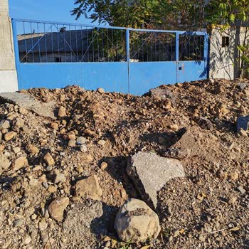 Sepaş Elektrik Direk Yenileme Çalışması Nedeniyle Mülk Girişi Toprak Ve Molozla Kapandı
