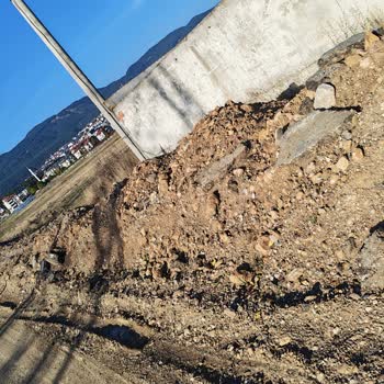 Sepaş Elektrik Direk Yenileme Çalışması Nedeniyle Mülk Girişi Toprak Ve Molozla Kapandı