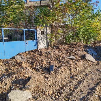 Sepaş Elektrik Direk Yenileme Çalışması Nedeniyle Mülk Girişi Toprak Ve Molozla Kapandı