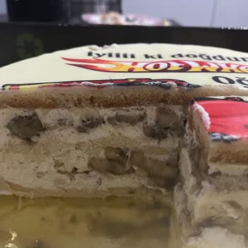 Nuga Pastanesi'nden Özel Doğum Günü Pastasında Siyahlaşmış Muzlar Ve İade Talebi