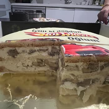 Nuga Pastanesi'nden Özel Doğum Günü Pastasında Siyahlaşmış Muzlar Ve İade Talebi