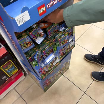 Lego Mini Figür Kutularındaki QR Kodları Çalışanlar Tarafından Karalanıyor