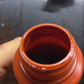 Pakmaya Çikolatalı Ve Karamel Sosların Kötü Tat Ve Yarı Boş Şişeleri