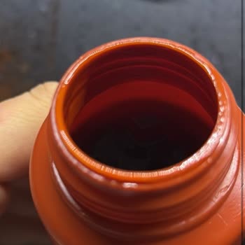 Pakmaya Çikolatalı Ve Karamel Sosların Kötü Tat Ve Yarı Boş Şişeleri
