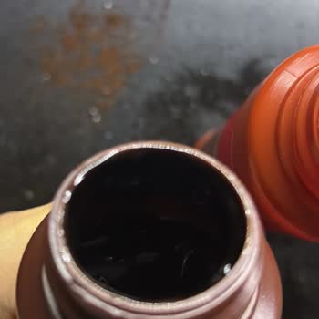 Pakmaya Çikolatalı Ve Karamel Sosların Kötü Tat Ve Yarı Boş Şişeleri