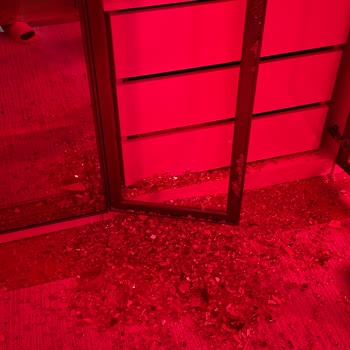 Rosso Home Ümraniye Şubesinde Dayanıksız Baza Ve Patlayan Cam Kapak Şikayeti