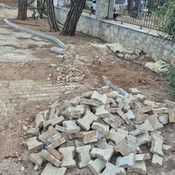 Enerya’nın Kazı Çalışması Sonrası Kaldırımlar Ve Asfalt Bozuldu, Düzeltme Yapılmadı