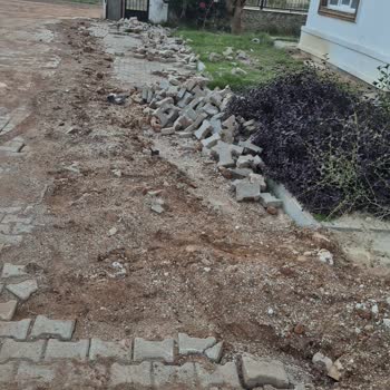 Enerya’nın Kazı Çalışması Sonrası Kaldırımlar Ve Asfalt Bozuldu, Düzeltme Yapılmadı