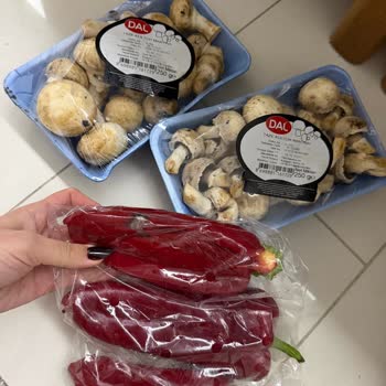 Getir Sağlık Riski Oluşturan Bozuk ve Çürük Ekmekte Canlı Böcek