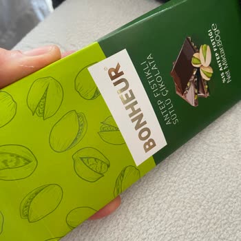 Carrefour SA Bonheur Antep Fıstıklı Sütlü Çikolatada Canlı Kurt Görüldü