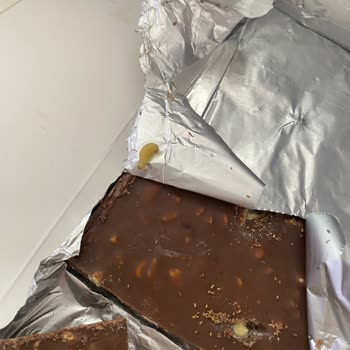 Carrefour SA Bonheur Antep Fıstıklı Sütlü Çikolatada Canlı Kurt Görüldü