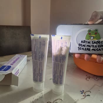 Mustela Markalı Pişik Kremi İçinde Hava Boşluğu Ve Az Doluluk