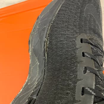Nike ZoomX Invincible Run Flyknit Ayakkabısında Yapışkan Sorunu Ve Barçın Spor'dan Cevapsız Servis