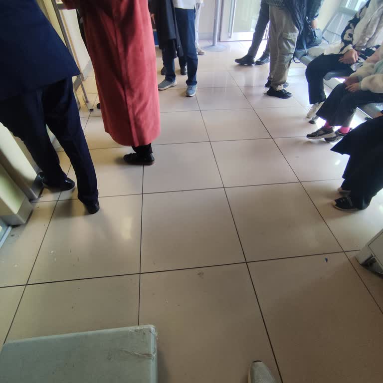PTT Kargo Burhaniye Şubesinde Tek Personel Nedeniyle Yarım Saatlik İşlem Süresi