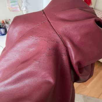 Bordo Deri Görünümlü Cekette Tek Kullanımda Yırtık Ve Çatlak - İade Talebi