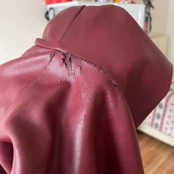 Bordo Deri Görünümlü Cekette Tek Kullanımda Yırtık Ve Çatlak - İade Talebi