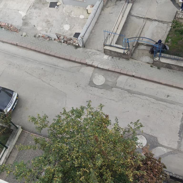 Demetevler 519. Sokakta Gevşek Rögar Kapağı Araçları Sarsıyor Ve Risk Oluşturuyor