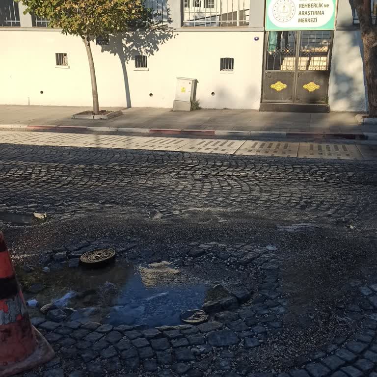 Bergama'da Sürekli Akan Su Kaçağı Müdahale Bekliyor