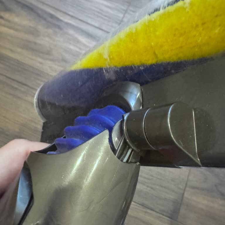 Dyson V15 Detect Süpürge Başlığı Kırıldı Ve Garanti Kapsamında Ücretsiz Değişim Talep Ediliyor