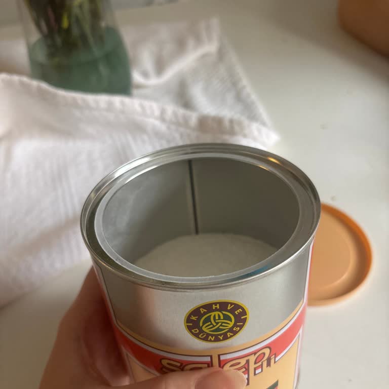 Kahve Dünyası Metal Kutusunda Yarım Boş Salep Tozu