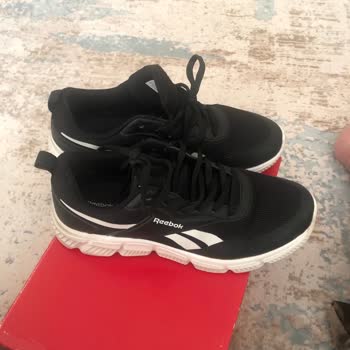 FLO Aksaray Mağazasında Reebok Ayakkabısının Sağ Tekinde Açılma Ve Değişim Talebi