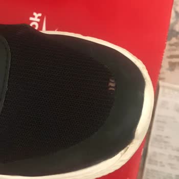 FLO Aksaray Mağazasında Reebok Ayakkabısının Sağ Tekinde Açılma Ve Değişim Talebi