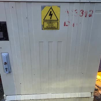 İzmir Narlıdere'deki Açık Elektrik Kabloları Can Güvenliğini Tehdit Ediyor