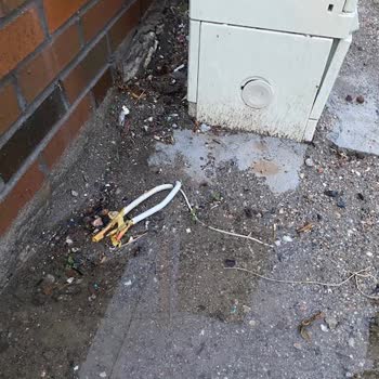 İzmir Narlıdere'deki Açık Elektrik Kabloları Can Güvenliğini Tehdit Ediyor