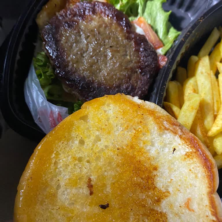 Yemeksepeti Kalitesiz Ve Yanmış Hamburger İçin Ücret İadesi Talebi
