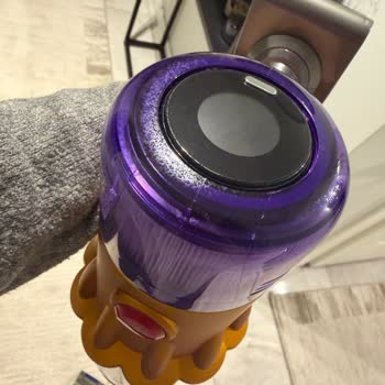Dyson V12 Süpürgenin Boya Akması Üretim Hatası Olarak Değerlendirilip Yenisi Talep Ediliyor