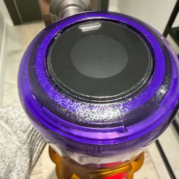 Dyson V12 Süpürgenin Boya Akması Üretim Hatası Olarak Değerlendirilip Yenisi Talep Ediliyor