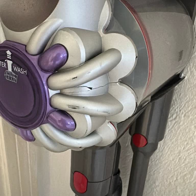 Dyson V8 Süpürge Garantili Parça Değişimi İçin Aşırı Ücret Talebi