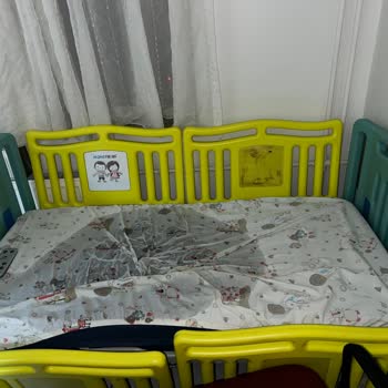 Çocuk Acil Bölümünde Islak Bebek Yatakları Temizlenmediği İçin Hijyen Endişesi