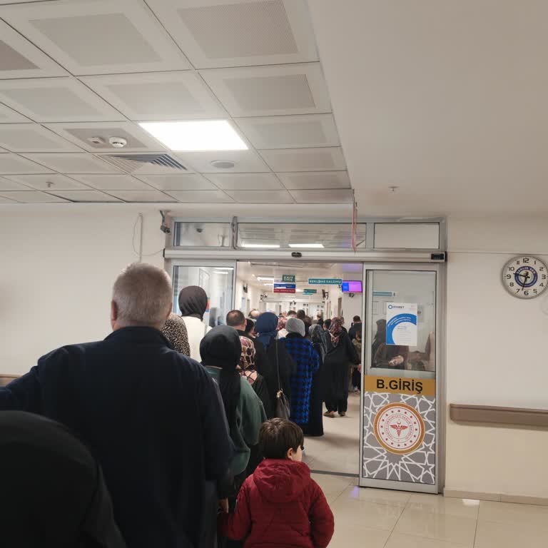 Hastane Bekleme Alanında Yoğun Kalabalık Ve Havasız Ortam